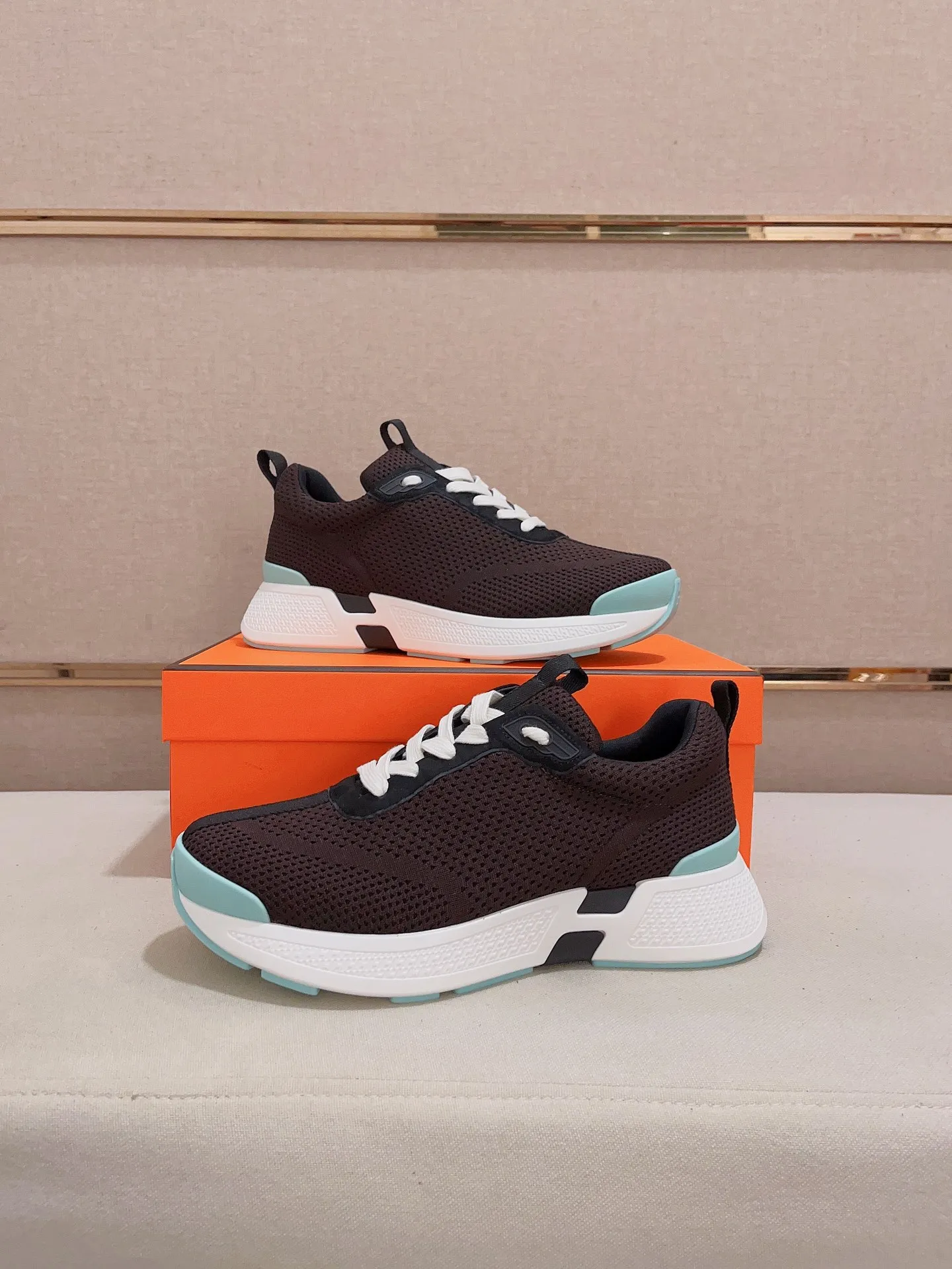 Factory price: 540💰《HERMES》【Classic original single version】Hermès; top 🔝purchasing agent🔍🔍men's latest 🇺🇸 counter sales simultaneously, original imported from Italy ▲▲silk cowhide with breathable fabric ▲▲ (high-end ·Exquisite·Grade) Exquisite workmanship (Italian 🇮🇹Imported water-dyed 🐂cowhide lining) Sole: Original sole provided by the original factory, ⚠️Exclusive double-layer activity·TPR·Rubber·Combined molded outsole; Super·comfortable·wear-resistant·non-slip·environmental protection The real thing is more beautiful if you take the real thing (high quality, follow the order), you can enter and exit the counter at will * Number of yards: 38·39·40·41·42·43·44# (can be customized 45.)